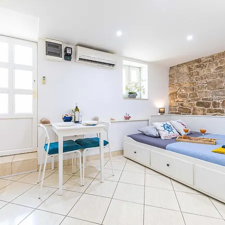 Апартаменти Stone House Lovric