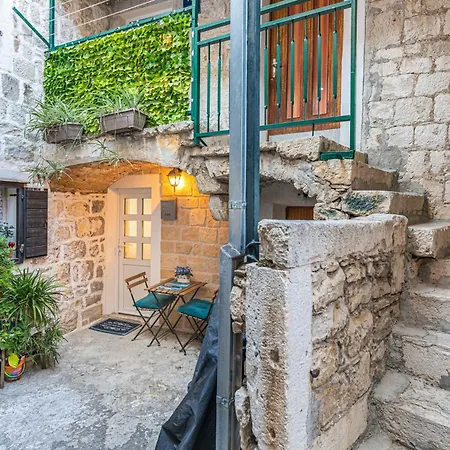Stone House Lovric Апартаменти Каштела